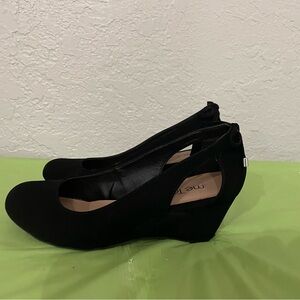 Me Too Black Wedges Size 8W
